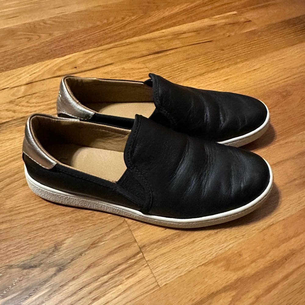 UGG Cas slip-on sneakers black. Size 8